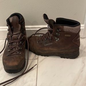 Lowa Mens size 8/Womens 9 gore-Tex hiking boots worn by Female size 9.
